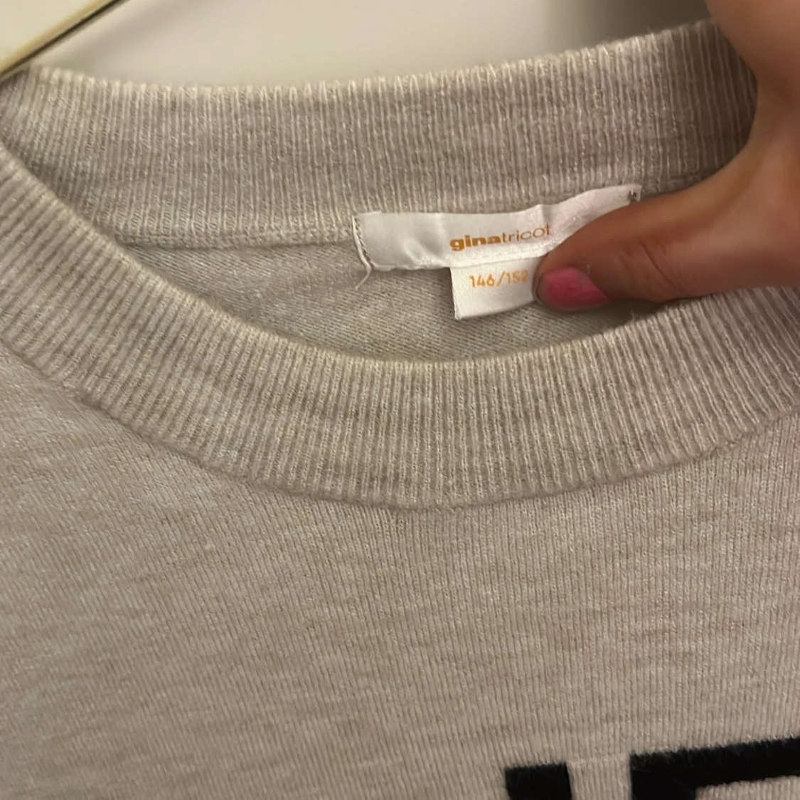 Beige tröja med text från Gina Tricot - 2