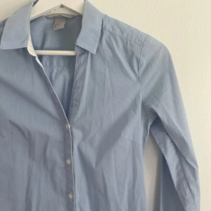 Ljusblå skjorta - Snygg ljusblå figursydd skjorta från HM. Använd men i väldigt fint skick! ✨
