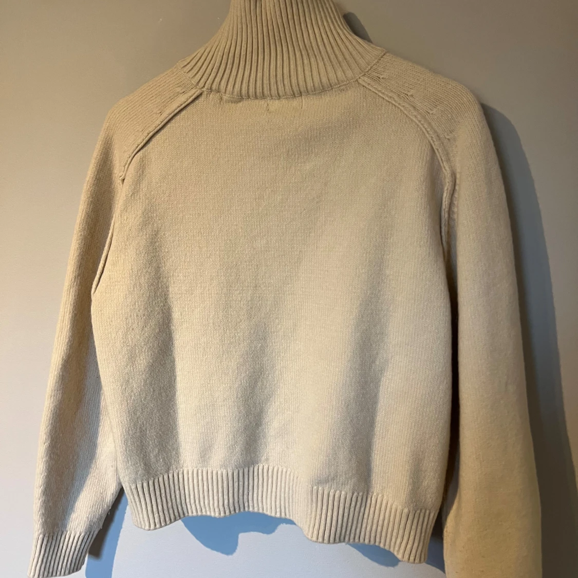 Beige stickad polotröja från H&M - 4