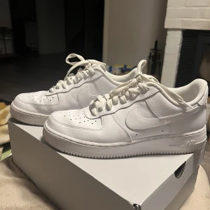 Vita Nike Air Force sneakers - Säljer ett par klassiska vita Nike Air Force sneakers. De har en stilren design med snörning. Perfekta för en casual look. Jättebra skick strlk 43 ord pris 1199 säljes nu för 750 men pris går att diskuteras 