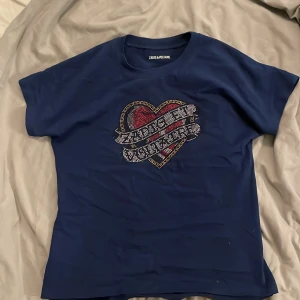 Mörkblå t-shirt med hjärtmotiv - Snygg mörkblå t-shirt från Zadig som jag köpt här på Plick men sedan sytt in i midjan lite grann vet inte riktigt storlek men ungefär S💙