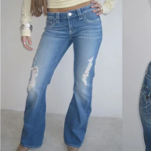 Blå bootcut jeans med slitningar - Snygga blå bootcut jeans med slitningar på framsidan. Råka köpa fel storlek🤍