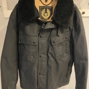 BELSTAFF  Jacka herr - Denna jackan säljs för den har inte används av ägaren på ett tag! Ny pris 12 000. KOM GÄRNA MED FÖRSLAG!!