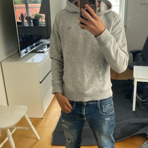 Gant hoodie - Säljer nu denna stilrena hoodie från Gant i princip i nyskick  Hör av er vid funderingar 🤩!