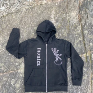 Montez hoodies - Bulksäljer ett 30 tal Montez rhinestone hoodies. Dessa såldes för 700kr nypris men på grund av olika anledningar har verksamheten lagts ner. Kom med bud privat. Finns även tillhörande TikTok konto att köpa med 2400+ följare där de marknadsförs enkelt
