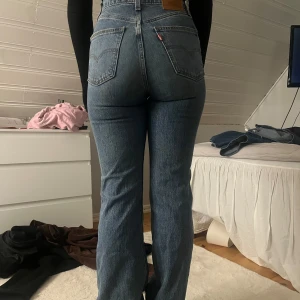 Mellanblå 70’s high flare jeans. - Säljer mina Levis jeans då dem inte kommer till användning längre. Dem är mellanblå bootcut jeans i modellen 70’s high flare i storlek W24❤️nypris ca 1000kr.