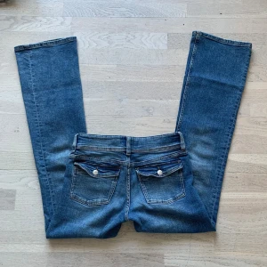 Low waist bootcut jeans med fick-design - Säljer mina ursnygga(trendiga) låga bootcut jeans från Gina Young (storlek 158). Jeansen passar mig som är 1.64cm.