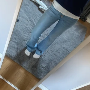 Ljusblå jeans - Säljer ett par ljusblå jeans. De är helt oanvända. De är utsvängda och låg midjade.Jeansen har tre knappar framtill.Jeansen är ifrån Gina i storlek 158 tal och passar mig som är 160 och i vanliga fall har 24 i midja och 30 i längd. Men skulle säga att dom passar en storlek större i längd oxå då dom är lite långa för mig men de är helt beroende på hur man vill ha dom. Dom går att spänna i midjan så du kan alltså fixa själv hur du vill att dom ska sitta i midjan. Hör gärna av dig innan köp💕