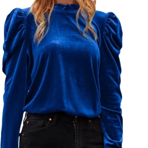 Blå sammetstopp med puffärmar - Snygg blå sammetstopp med långa puffärmar och rynkad halsringning. Perfekt för en elegant look. Enbart provad💙