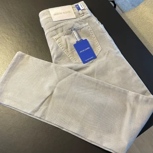 JACOB COHËN NICK - Ett par ”Nick Slim” jeans i storlek 33, helt nya med tags. Färgen är ”B30”. 