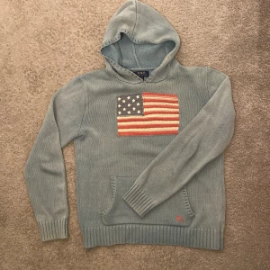 Ralph lauren stickad hoodie  - Säljer nu en riktigt fet Ralph lauren hoodie i färgen ljusblå med riktigt snygga detaljer. Storlek XL ungdom men passar som vuxen S. Killen på bilden är 180. Nypris runt 4000. Mitt pris 1399. Tveka inte på att kontakta mig vid vidare funderingar eller frågor.
