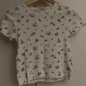Blommig t-shirt  -  Jättefin rippad t-shirt 