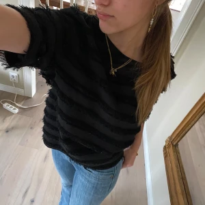 Svart franstopp - H&M - Snygg svart topp med fransar och korta ärmar. Köpt på H&M STORLEK - M PRIS går att diskutera! Skriv om du har frågor 🫶🤍