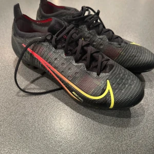 Svarta fotbollsskor från Nike - Snygga svarta Nike mercurial vapor elite fotbollsskor! Använda ca 5 gånger.