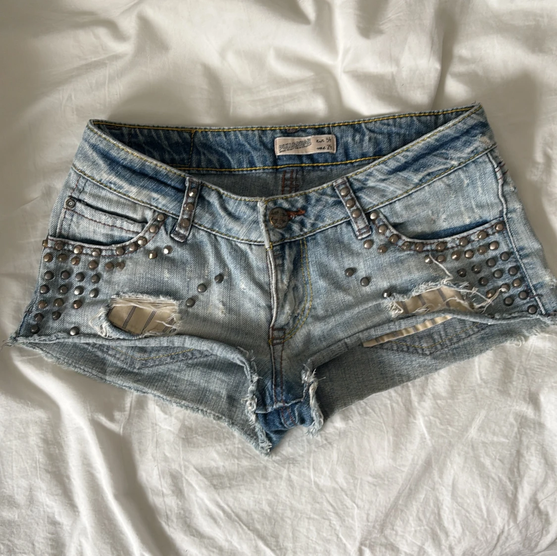 Jeansshorts med nitar från Pull&Bear