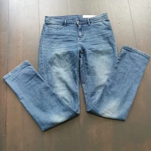 Blå jeansbyxor - Snygga blåa jeans från esmara! De fungerar jättebra att ha på våren eller sommaren för att de är lite tunnare. Jeansen passar för dig som är runt 165 cm och har lite bredare höfter. Hör av er om ni undrar något! ✨😄