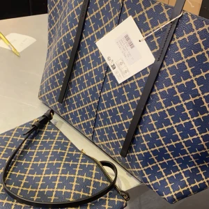 By malene birger väska - limited edition färg på väskorna från malene birger. Super fin säljer båda tillsammans💗💗