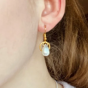 Guldörhängen med droppar  - Egengjort!✨ Tryck gärna på köp direkt! Skriv för fler bilder eller om du har frågor💗 Kan köpas utan ring