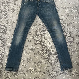 Donqup jeans  - Ett par stilrena och välpassande donqups i modellen ”SAMMY”, som har en slimmad passform och sitter riktigt bra på alla over 170, det är bara att skriva om du undrar något. Tjosan på er✌🏻