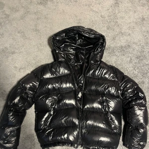 Svart Zara Puffer Jacka - Den är i väldigt bra skick bara använt ett få par gånger.  Priset är inte hugget i sten.