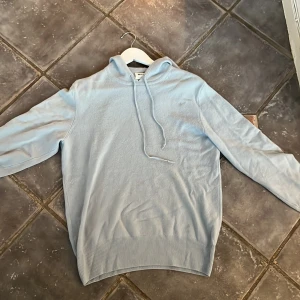 Softgoat hoodie  - Säljer en ljusblå softgoat hoodie, 100% cashmere. Några få defekter förekommer, därav priset. Hör av er om ni har frågor.