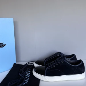 Lanvins  -  Säljer ett par sjukt snygga lanvins i storlek UK9 (EU43), cond 10/10 helt nya i box. Kommer med OG box, dustbags och extra snören!