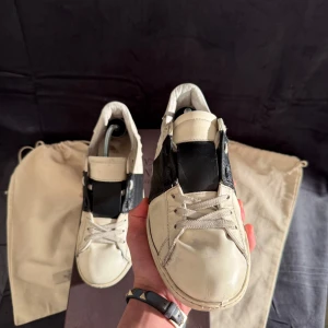 Valentino open  - Tjena! Säljer nu dessa valentino opens i strl 42! Dom är i ett okej skick 7-6/10! Inga jätte stora defekter! Inget og ingår! Om ni undrar så är det bara att höra av sig!😁