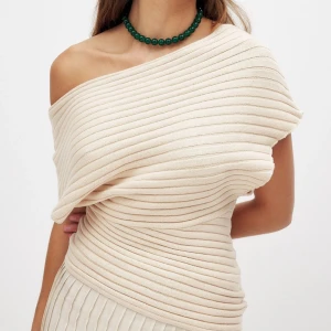 Beige ribbadstickad offshoulder-topp - Beige ribbstickad topp från NA-KD köpte den här på plick och hon hade använt den 1 gång och jag har aldrig använt den så den är i nyskick 