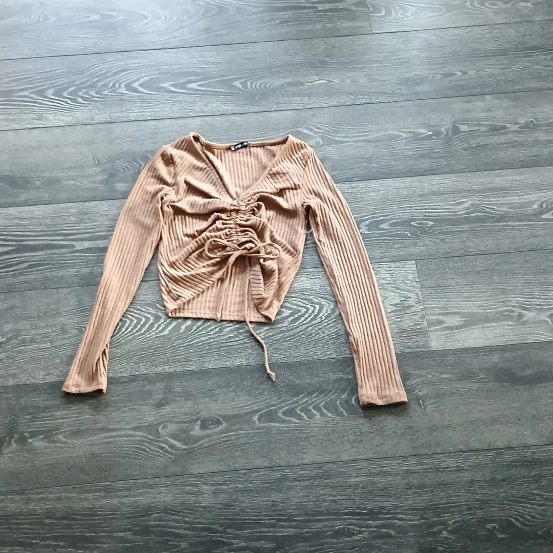 Brun ribbad topp med snörning