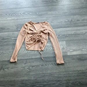 Brun ribbad topp med snörning - Använt några gånger för några år sen men inte på länge.
