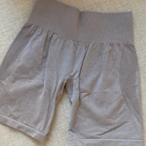 NVGTN Shorts - Otroligt fina shorts till vår och sommar. Sitter otroligt och säljes endast för jag måste rensa träningskläder. 🩷