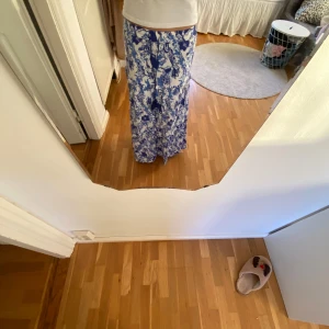 Blåvita byxor från Holly & Whyte - Säljer en skitsnygg långkjol från Lindex (Holly and white). Den är i superbra skick och knappt använd, säljer pga att den börjar bli för liten😊💕