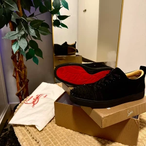 Christian Louboutin - Snygga svarta sneakers från Christian Louboutin med nitar på ovansidan och den ikoniska röda sulan. Använda ett par gånger men är fortfarande i nyskick, tar väldigt bra hand om skor, så det är inget fel på skorna, inga skador, osv, för mer frågor / bilder hör av er !  ❤️ (pris går att diskutera vid en smidig och snabb affär)