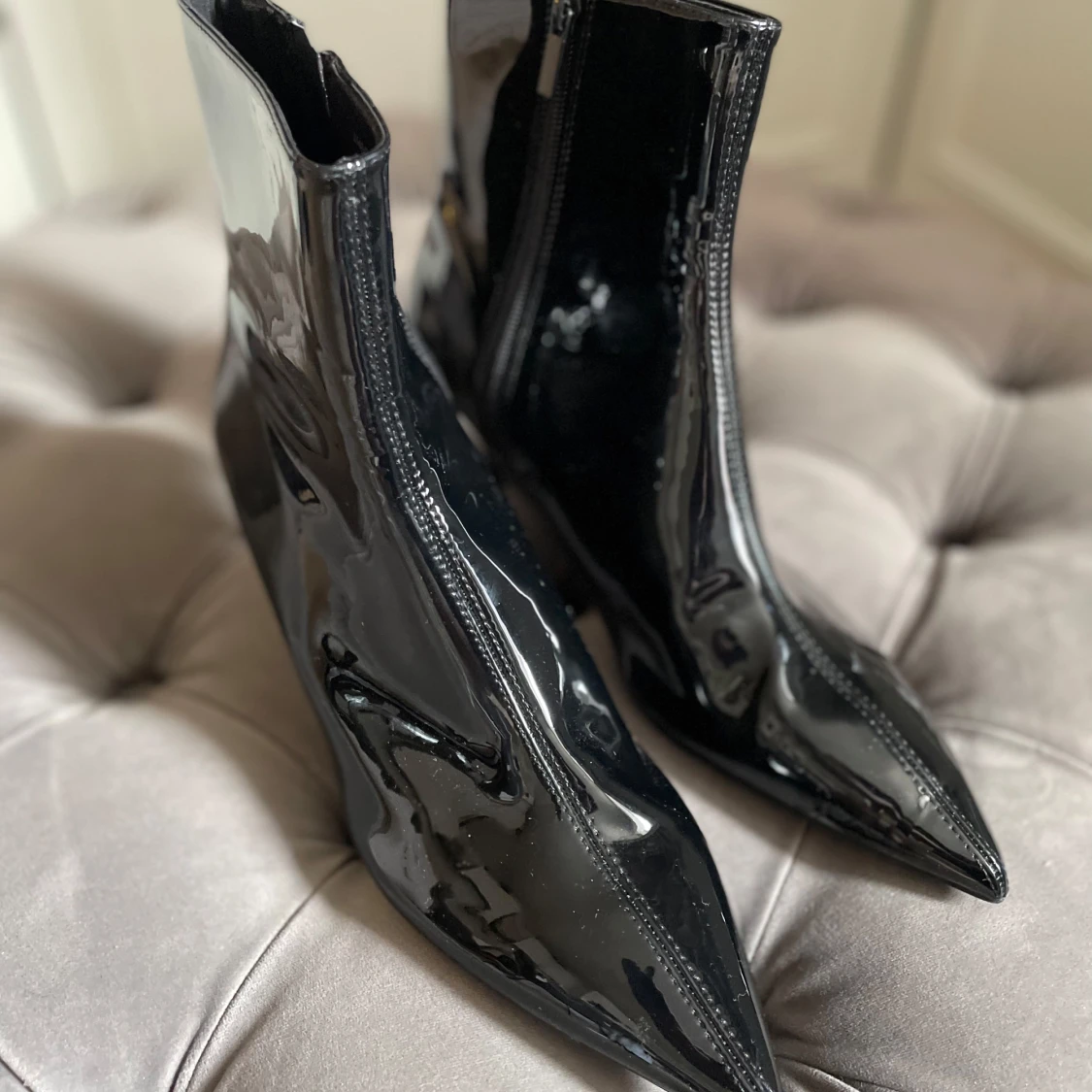 Helt nya, svarta lackade stövletter från Zara - 1
