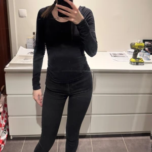 Svarta jeansbyxor - Skinny jeans med högmidja ifrån bikbok