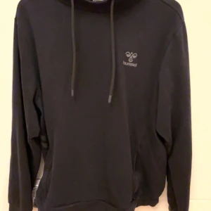 Svart hoodie från Hummel - Bra skick