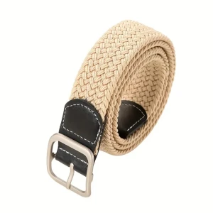 Beige flätat bälte med svart läderdetalj - Snyggt beige flätat bälte med en stilren svart läderdetalj vid spännet. Perfekt för att ge en avslappnad men ändå elegant touch till din outfit. Spännet är i silverfärgad metall.