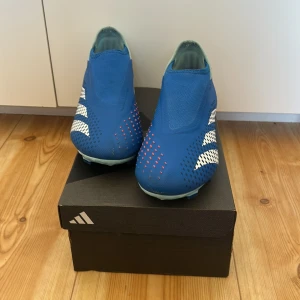 Adidas predator accuracy  - Adidas predator accuracy fg 3 blå. Snygga blå fotbollsskor från Adidas med vita och röda detaljer. Nytt jag har använt max 15 gånger Storleken är 40 2/3