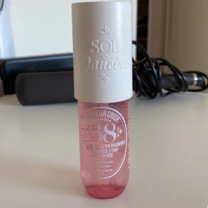 Parfymmist från Sol de Janeiro - Fräsch och tropisk doftmist från Sol de Janeiro i en rosa flaska med vit kork. Perfekt för att ge en uppfriskande känsla med en hint av brasiliansk sommar. Flaskan är genomskinlig och har en praktisk sprayfunktion.