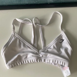 Gymshark minimal bra - Jättesöt sporttopp från gymshark😇 Använd 1-2 gånger men är tyvärr för liten för mig. Banden där bak är avtagbara så den kan vara öppen i ryggen