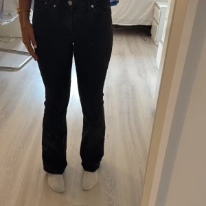 Svarta lowwaist jeans - Snygga svarta low-midwaist jeans från mango som är bootcut. Stilren design som passar till allt