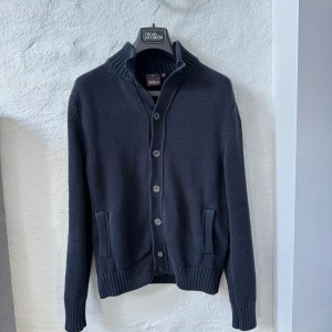 Cardigan Oscar Jacobsson - Säljer en marinblå Hamilton cardigan från Oscar Jacobsson i storlek M. Tröjan är i väldigt fint skick. Köpt för 1 år sedan för 2999 kr.