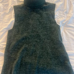 Grön ärmlös polotröja från Zara - Säljer en stilren grön ärmlös polotröja från Zara. Perfekt för lager-på-lager eller som den är. Tröjan har en hög polokrage och är tillverkad i ett mjukt material som ger en bekväm passform. Använd en gång. Pris kan diskuteras 💗