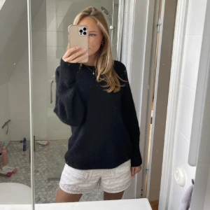  stickad tröja från other&stories - Säljer en svart stickad tröja med lång ärm och en avslappnad passform. Perfekt för kyligare dagar och enkel att matcha med olika outfits. Från other&stories 🙌🏽🤍🤍