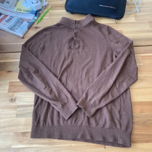 Kashmir Tröja från Massimo Dutti - Säljer en stilren brun tröja från Massimo Dutti i en mjuk bomull-Kashmir blandning. Perfekt för kyligare dagar. 4% Kashmir 96%bomull. Väldigt snygg tröja inga defekter Passar S men även XS