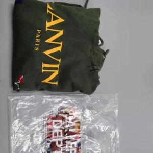 Efterfrågad Lanvin x Gallery Dept. hoodie  - Den här eftertraktade hoodien är riktigt svår att få tag på i Sverige. Tröjan passar perfekt till dig som vill stå ut ur mängden nu när det börjar bli lite varmare 💚☀️Priset är ej hugget i sten så tveka ej på att fråga och buda! OBS! TRÖJAN FINNS KVAR!!! 🚨🚨