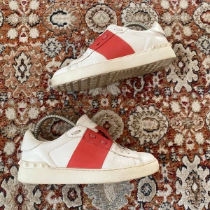 Valentino skor - Hej! Säljer nu mina skor från märket Valentino , storlek 38,5, bra skick. Givetvis äkta, Tveka inte på att höra av dig om du har frågor eller funderingar kring skorna!