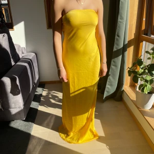 Balklänning  - Hej!  Säljer min superfina oanvända balklänning, som tyvärr inte kommer komma till användning då jag hittat en annan. Klänningen är i storlek 38. Jag är 167 cm lång och bilden är tagen utan skor! Hör av dig vid frågor.☺️🤗