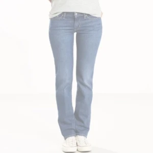 Jeans - Levis jeans, oanvända de är bara testade, jätte fina och  utsvängda🫶🏼 strl W 23 L 32 köpa för 900
