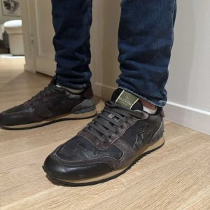Valentino Rockrunner  - Säljer ett par Valentino Rockrunner i fint skick. Perfekt nu inför våren och sommaren. Kan gå ner i pris vid snabb affär!